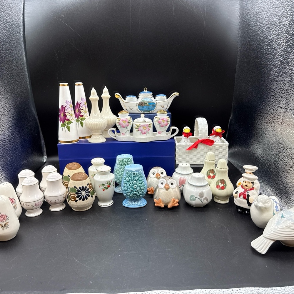 Lot Of 16 Salt And Pepper Shakers.(A)